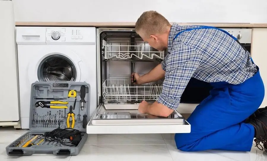 Güdül Hotpoint servisi teknisyen ekibi beyaz eşya tamiri yaparken